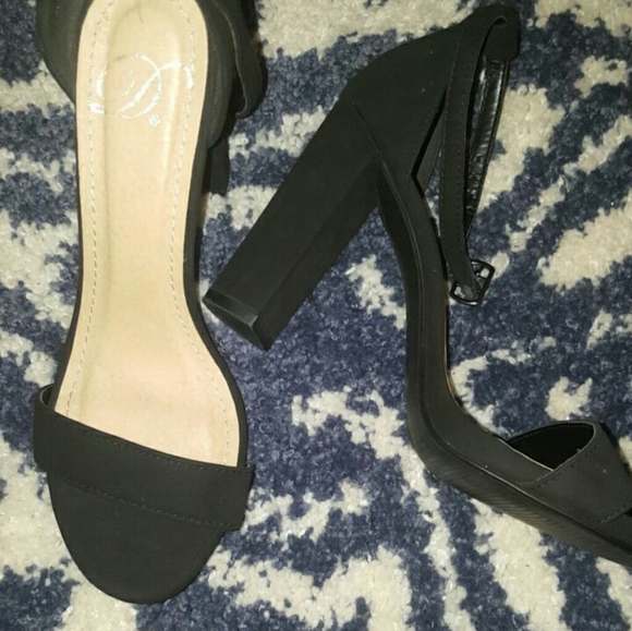 Black heals - Picture 2 of 2